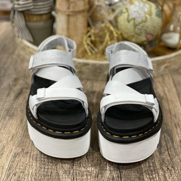🆕 Women's Dr. Martens Kimber Sandal White Black Hydro + Logo Webbing Flatform - Picture 7 of 13